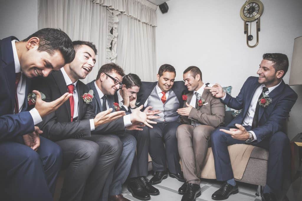 Amigos acompañan al novio antes de la ceremonia