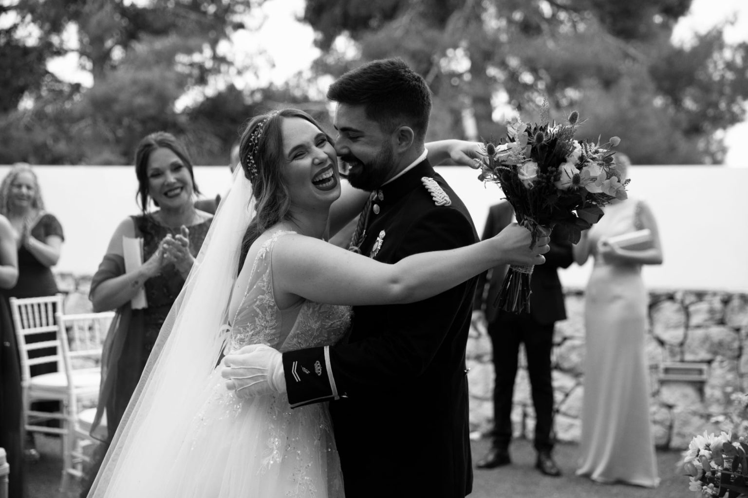 Pareja de novios abrazándose después de la ceremonia