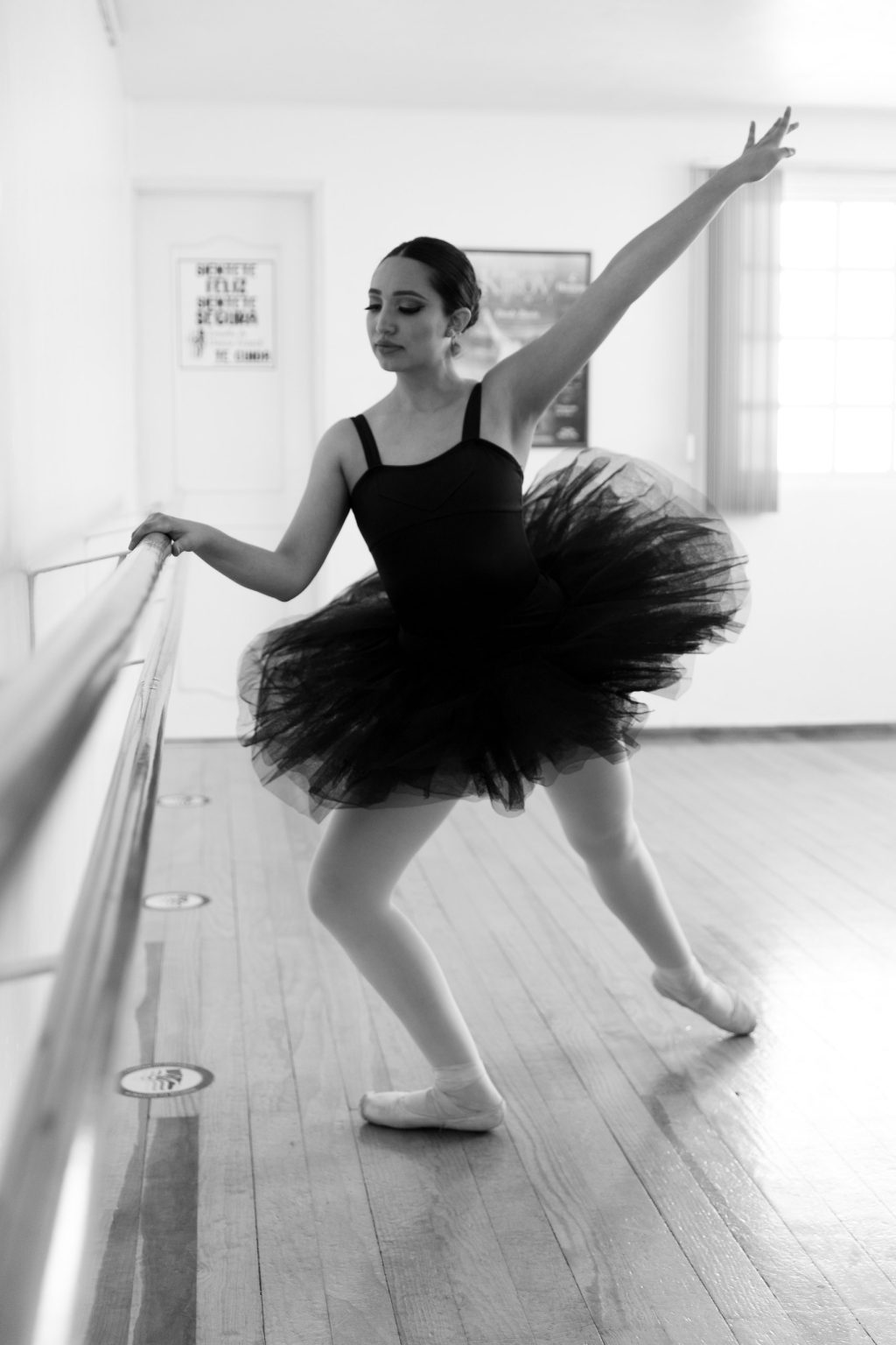 Retrato en blanco y negro de una bailarina en la barra