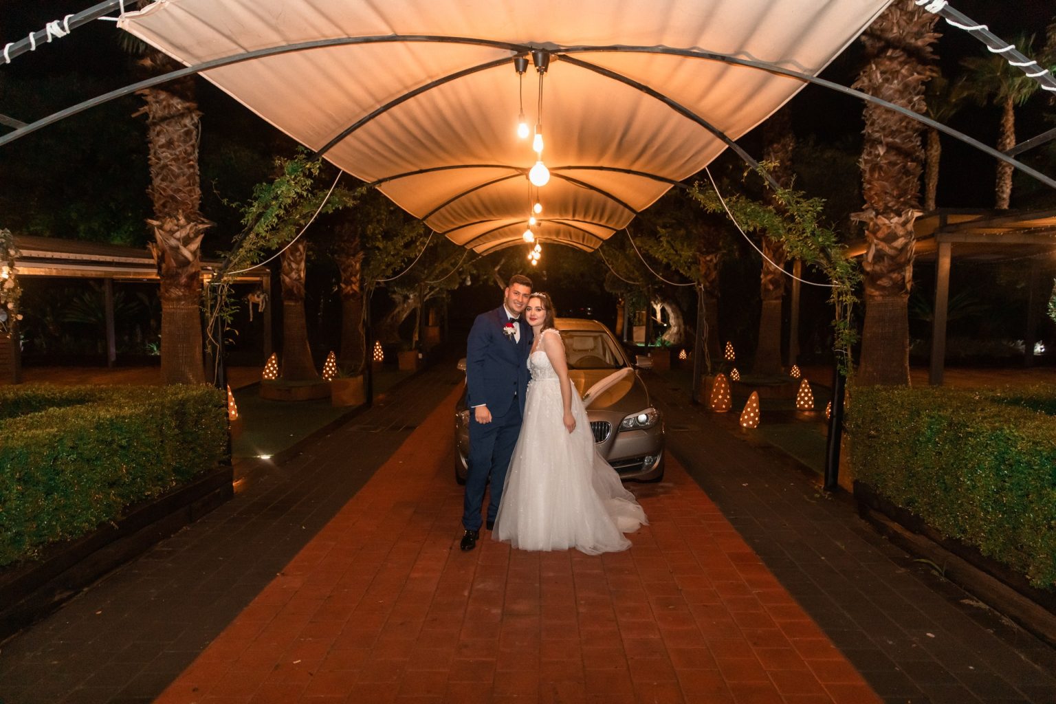Novios bailando durante la celebración nocturna