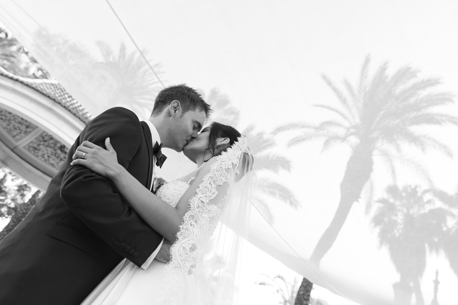 Pareja de recién casados besándose en blanco y negro