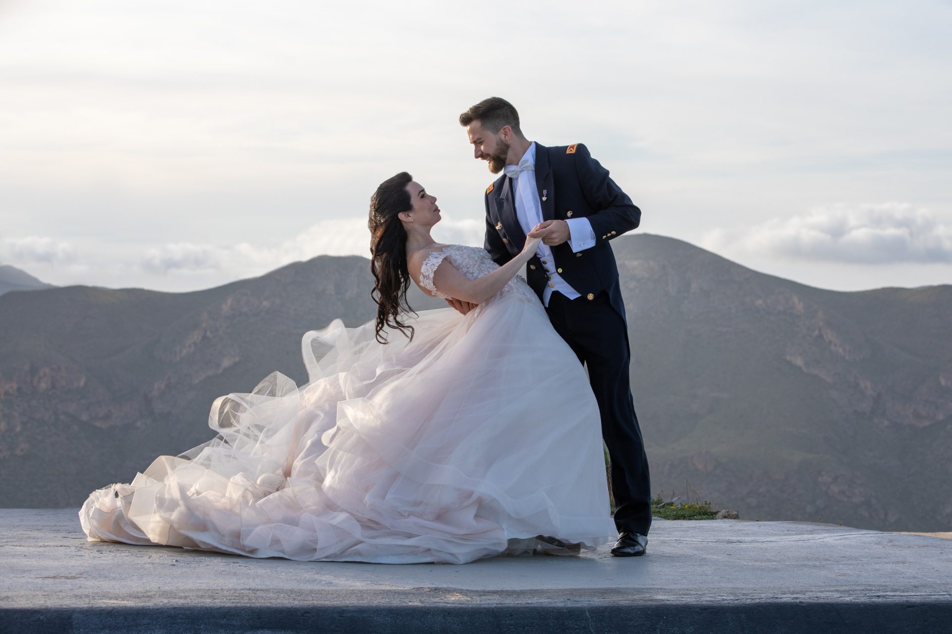 Pareja de recién casados frente a un paisaje de montaña