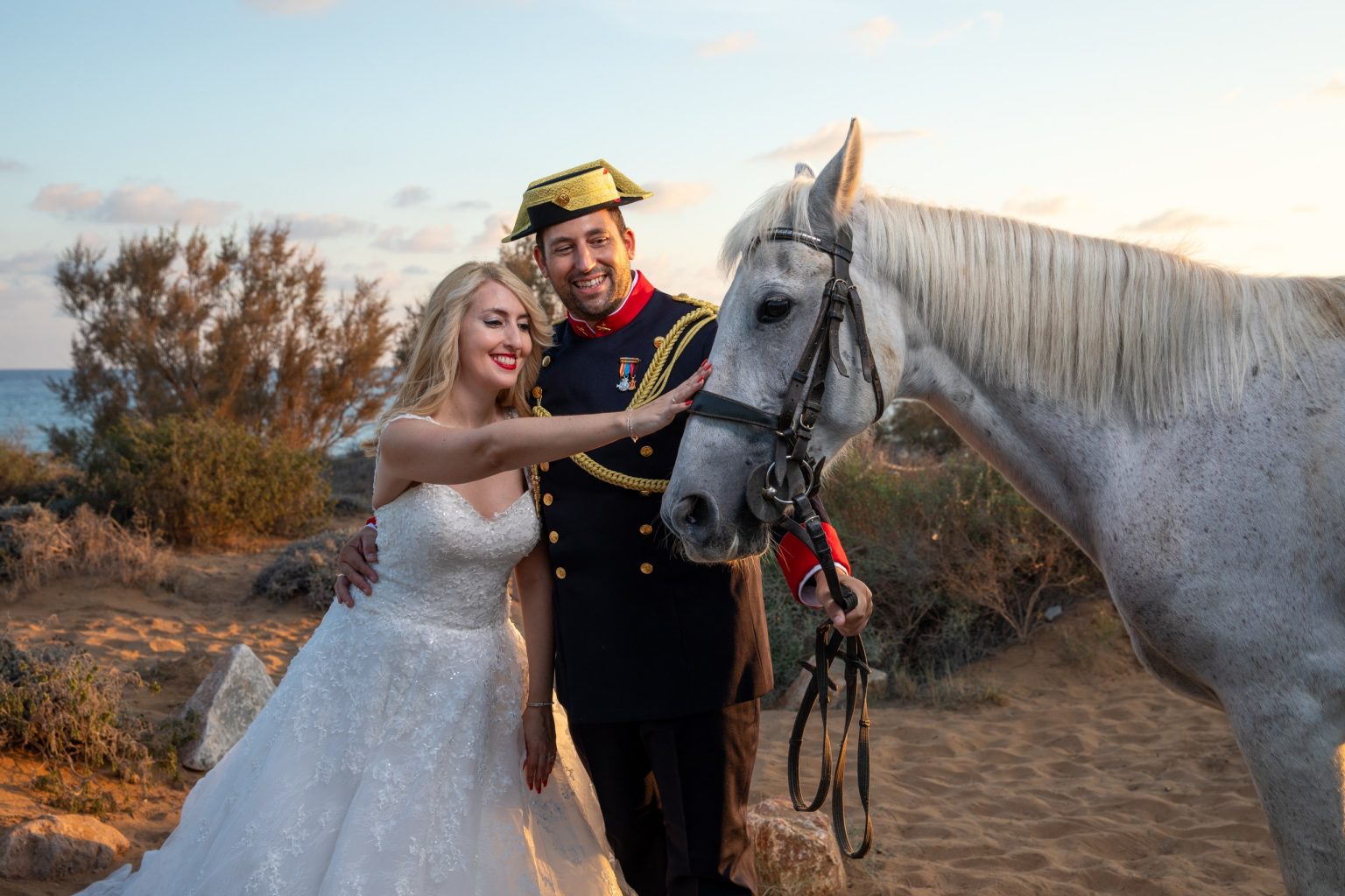 Pareja de novios con indumentaria charra junto a un caballo