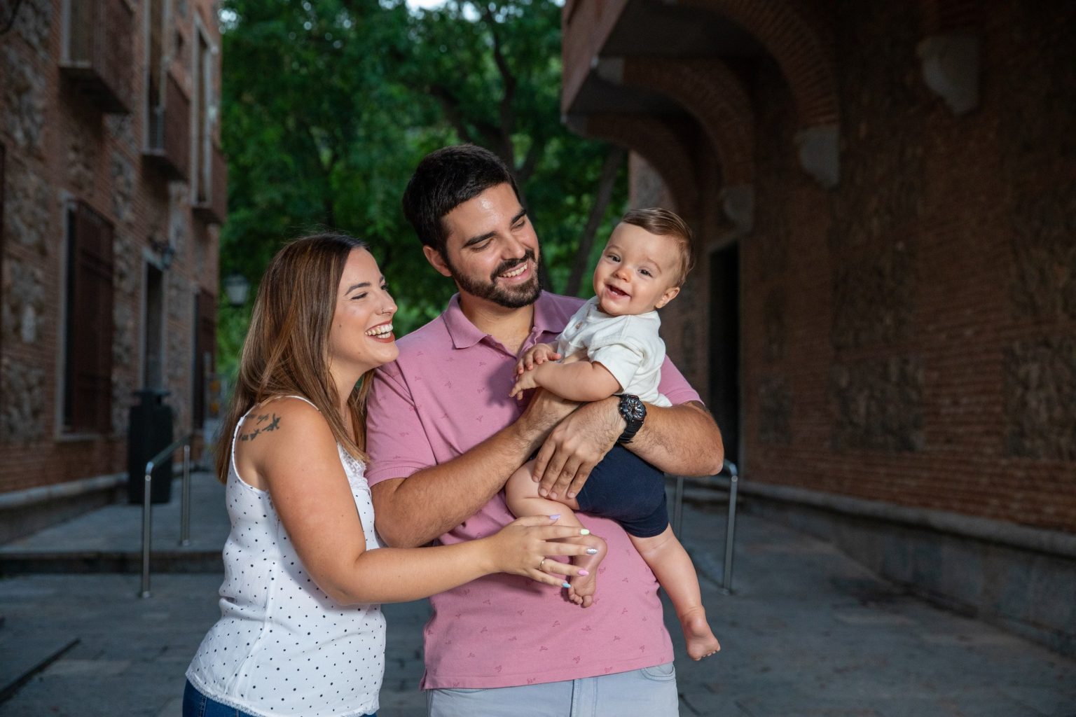 Familia riendo con su bebé durante una sesión