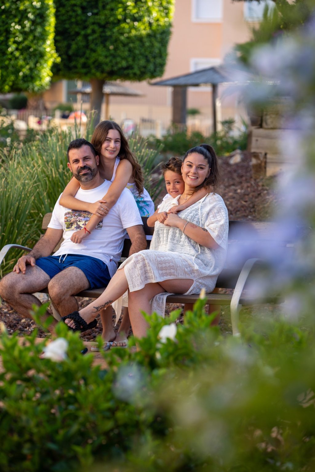 Familia compartiendo un momento natural al aire libre