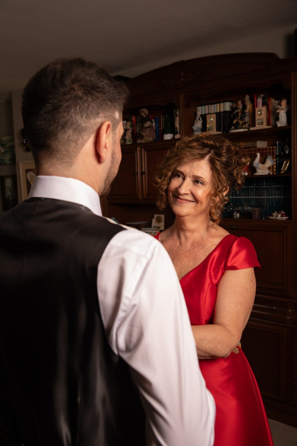 Novio junto a su madre durante los preparativos