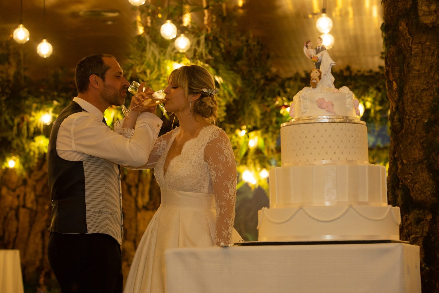 Novios compartiendo el momento del corte de la tarta