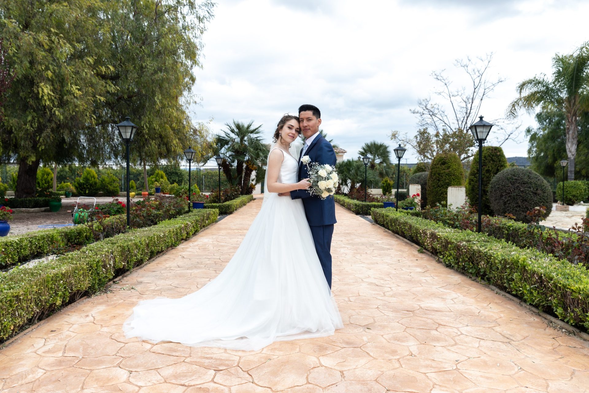 Pareja de recién casados en un jardín de estilo mediterráneo