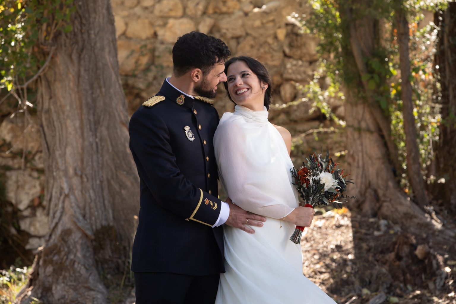 Novios ante el mar desde un mirador