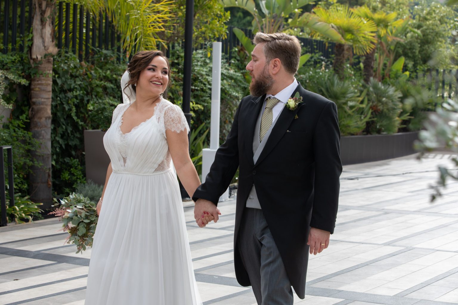 Pareja de novios sonriendo después de la ceremonia