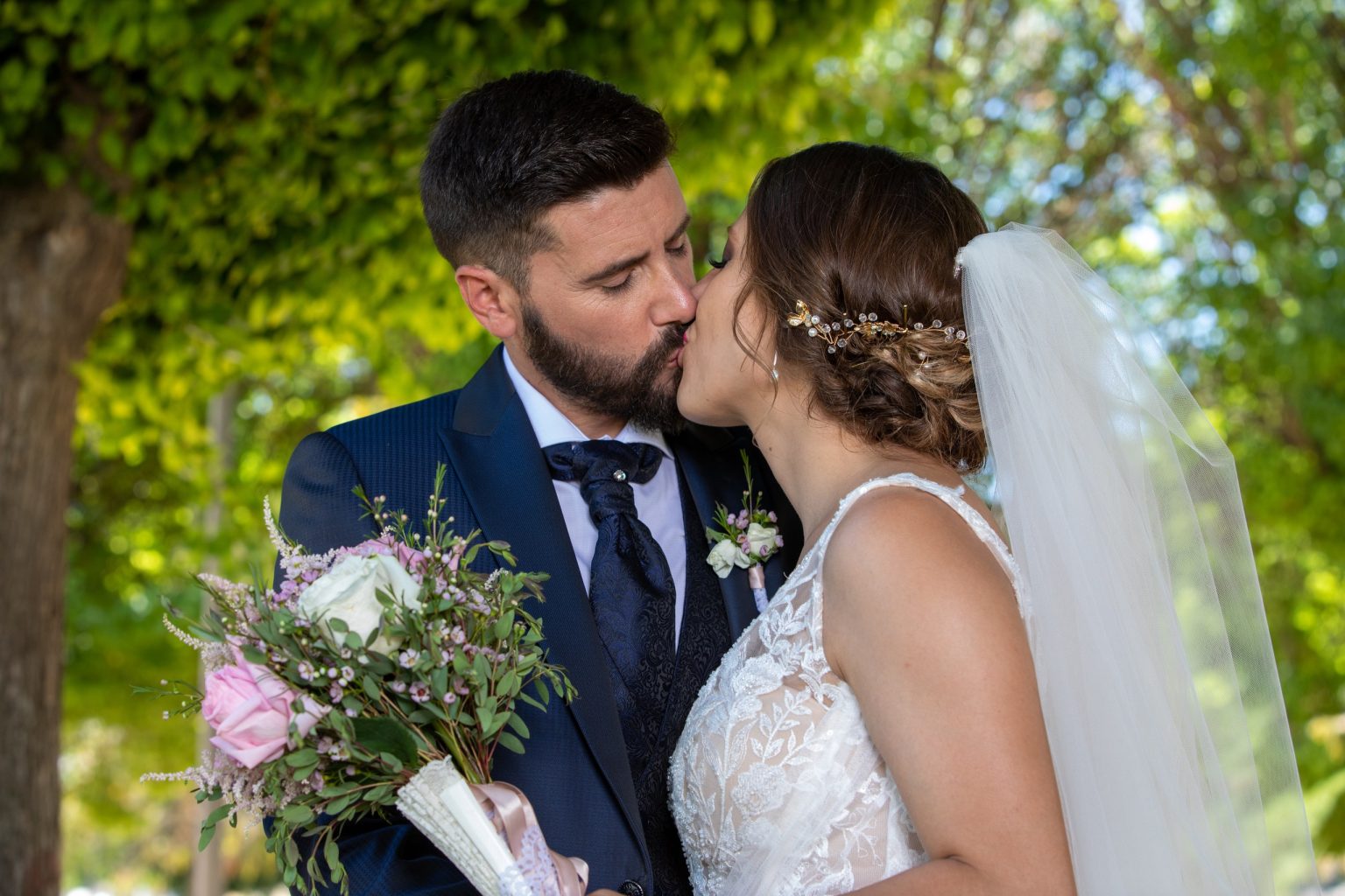 Pareja de novios compartiendo un momento íntimo al aire libre
