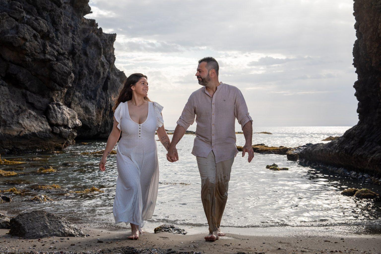 Pareja paseando por una cala durante su preboda