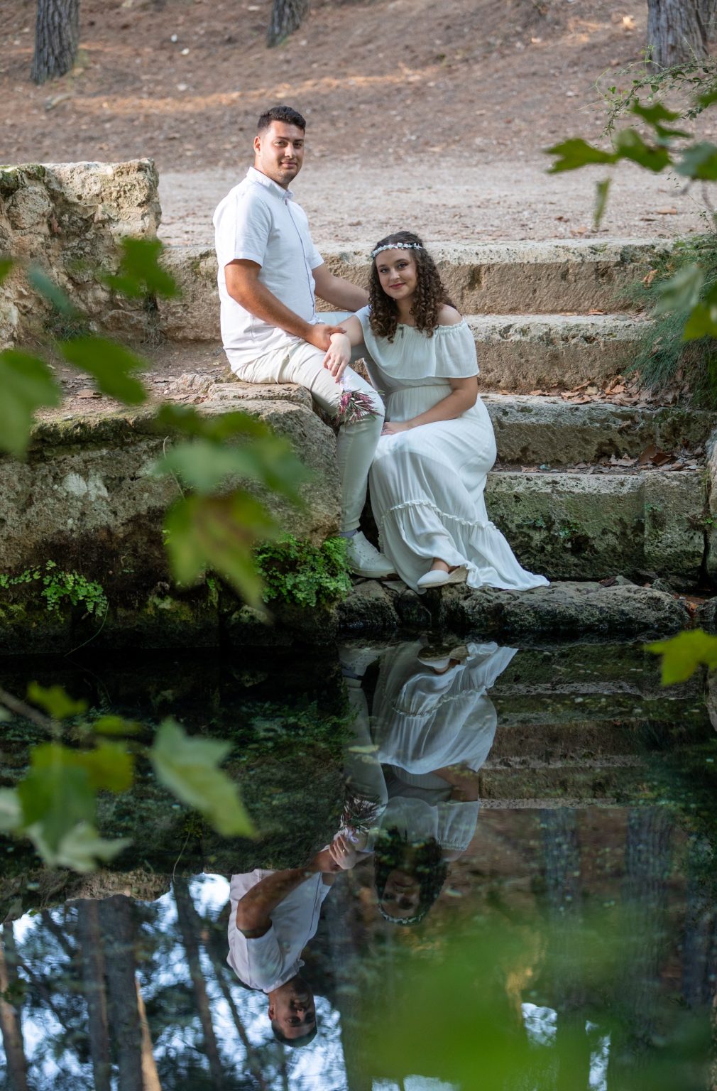 Pareja reflejada en un estanque durante su preboda