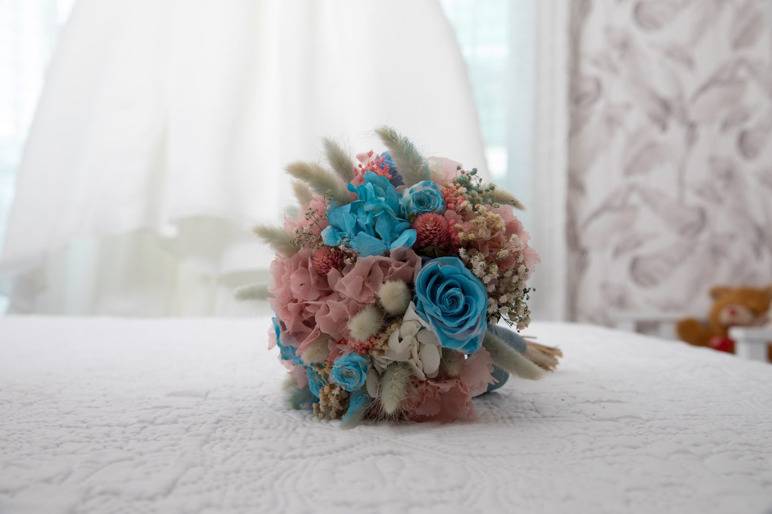 Detalle del ramo sostenido por la novia
