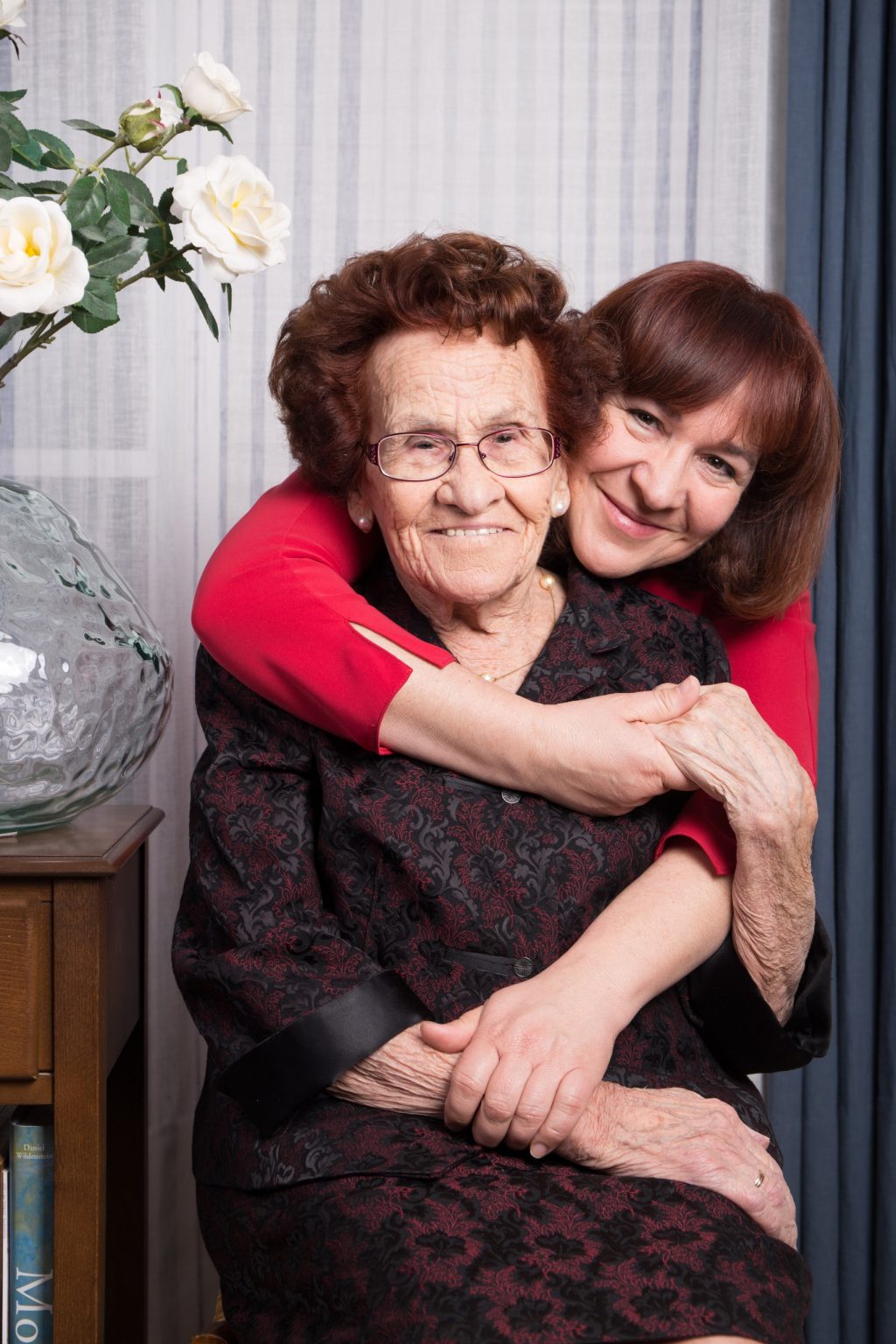 Abrazo entre mujeres de distintas generaciones