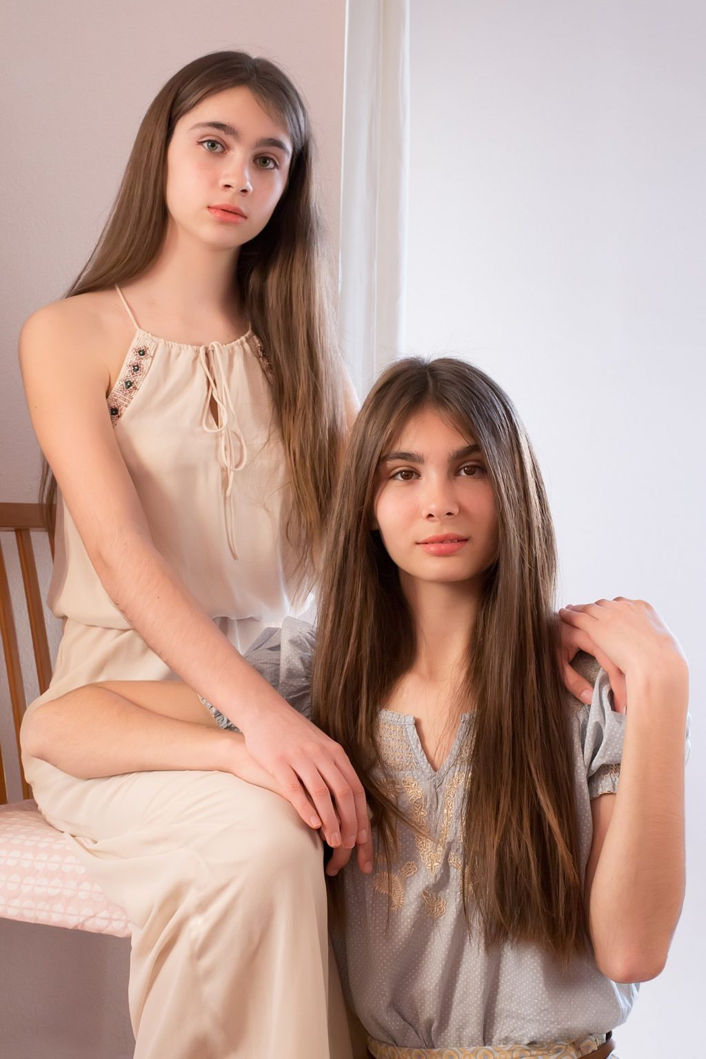 Retrato editorial de dos hermanas