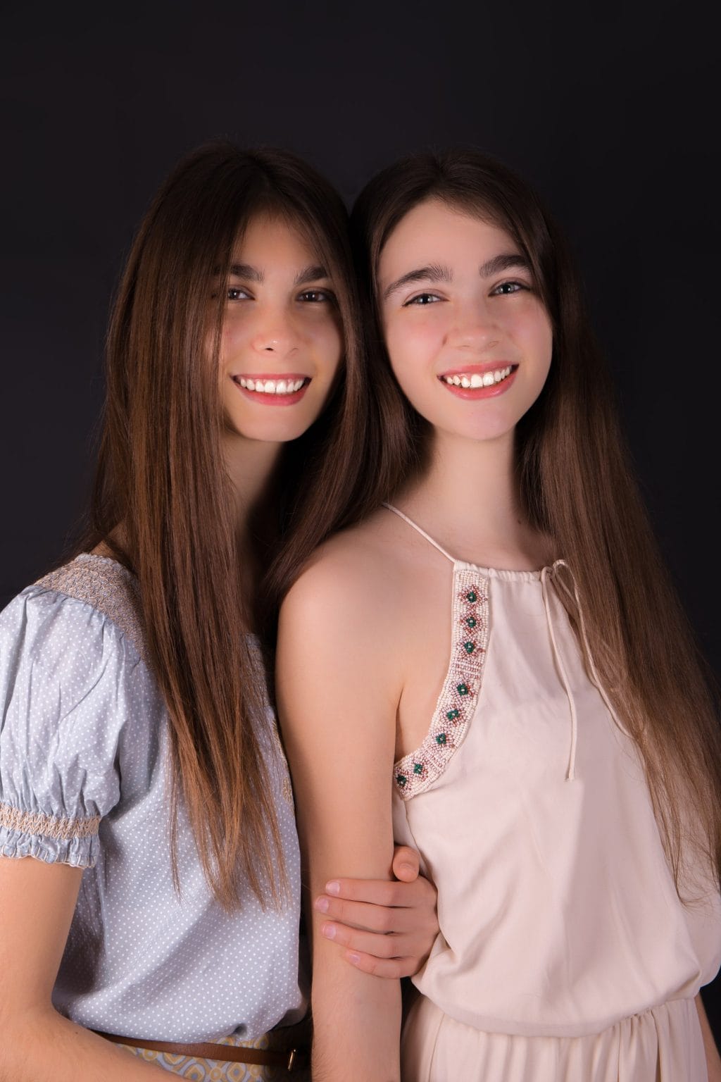 Retrato natural de dos hermanas sonriendo