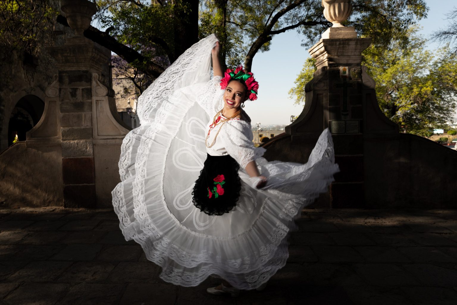 Retrato editorial con vestido tradicional mexicano en movimiento