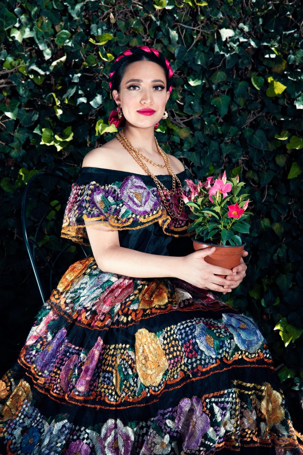 Retrato con vestuario tradicional y flores