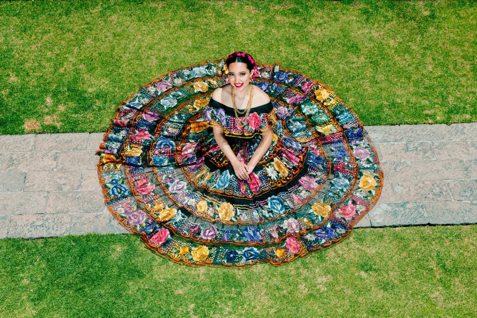 Retrato cenital con un vestido tradicional mexicano desplegado